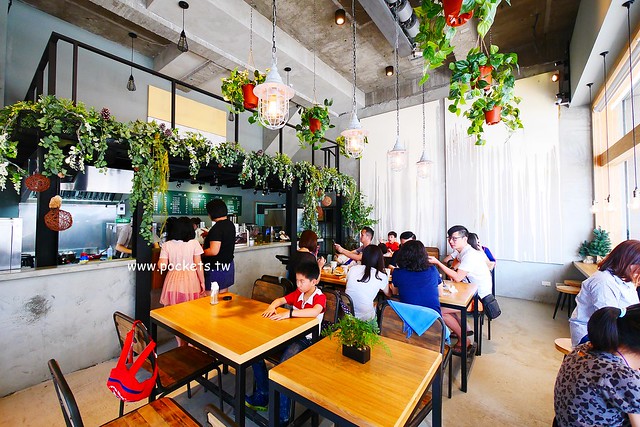 下町咖啡屋┃台中南屯美食：以貓頭鷹為主題的日式咖啡館，轉角遇見都市中的綠色森林，餐點以輕食甜點下午茶為主 @飛天璇的口袋