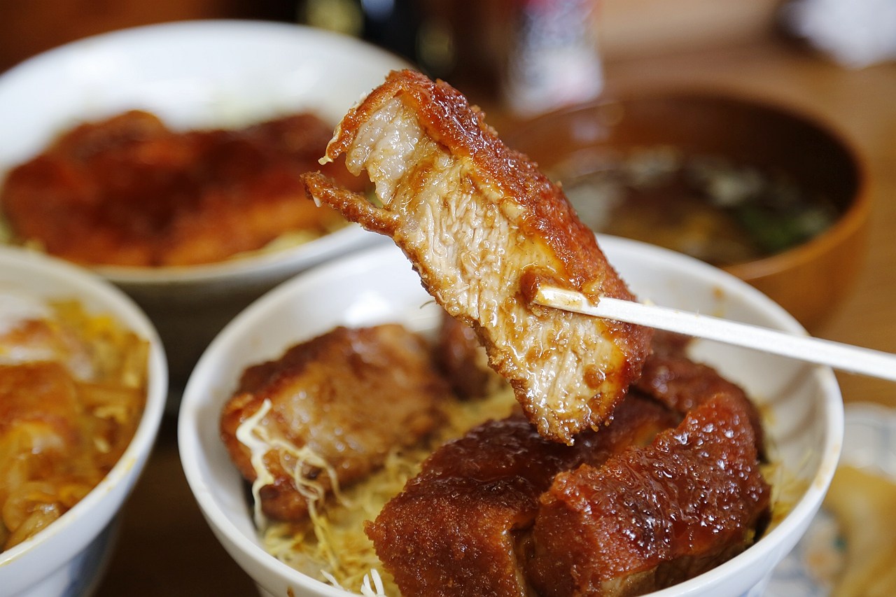 日本福島｜いとう食堂．七日町附近超人氣豬排飯，日式豬排厚實大塊又好吃 @飛天璇的口袋