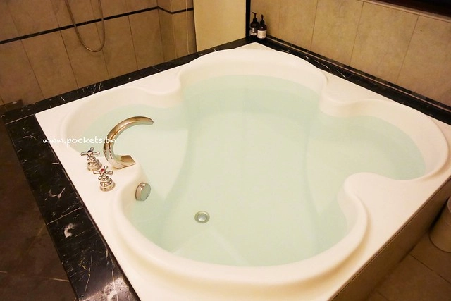 集集棕梠泉民宿┃南投民宿推薦：夏日南洋風情的優質民宿，擁有獨立大浴缸、免費wifi、腳踏車出借 @飛天璇的口袋