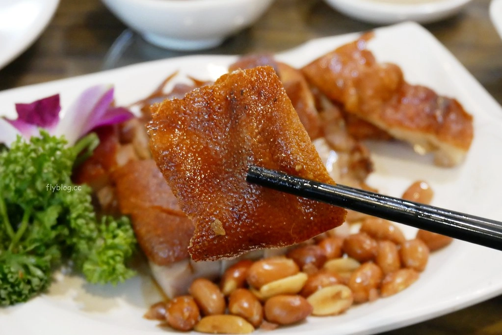 台中北屯｜龍莊烤乳豬庭園美食．大坑山區美食餐廳，臘味煲仔飯、烤乳豬、烤肥鵝、燒肥鵝合菜辦桌料理 @飛天璇的口袋