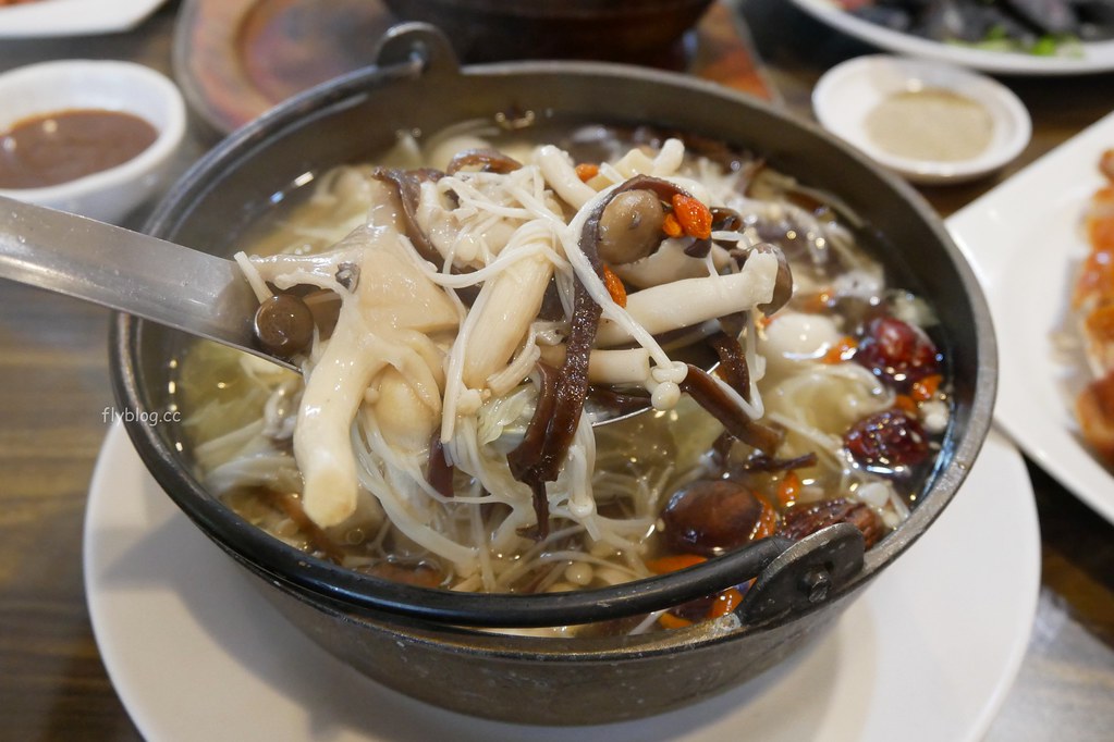 台中北屯｜龍莊烤乳豬庭園美食．大坑山區美食餐廳，臘味煲仔飯、烤乳豬、烤肥鵝、燒肥鵝合菜辦桌料理 @飛天璇的口袋