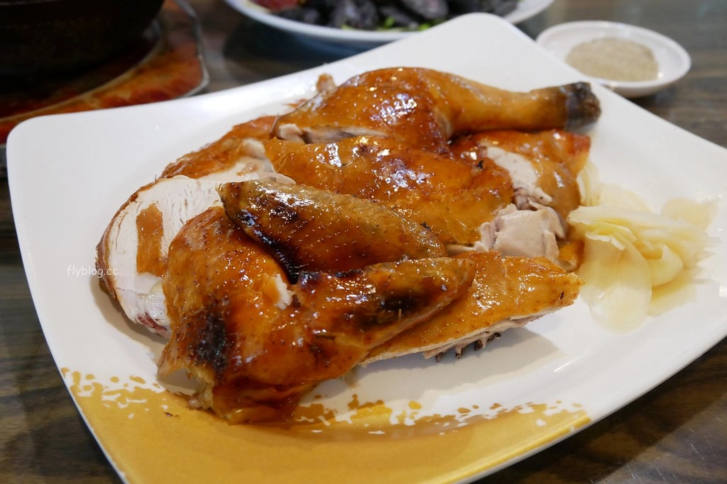台中北屯｜龍莊烤乳豬庭園美食．大坑山區美食餐廳，臘味煲仔飯、烤乳豬、烤肥鵝、燒肥鵝合菜辦桌料理 @飛天璇的口袋