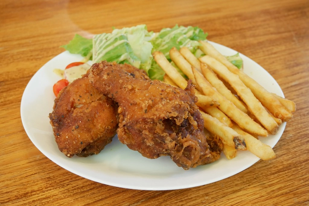 台北士林｜凱莉餐廳，陽明山美軍宿舍改建美式餐廳，悠閒浪漫的美式餐廳，有大片草原可以野餐 @飛天璇的口袋