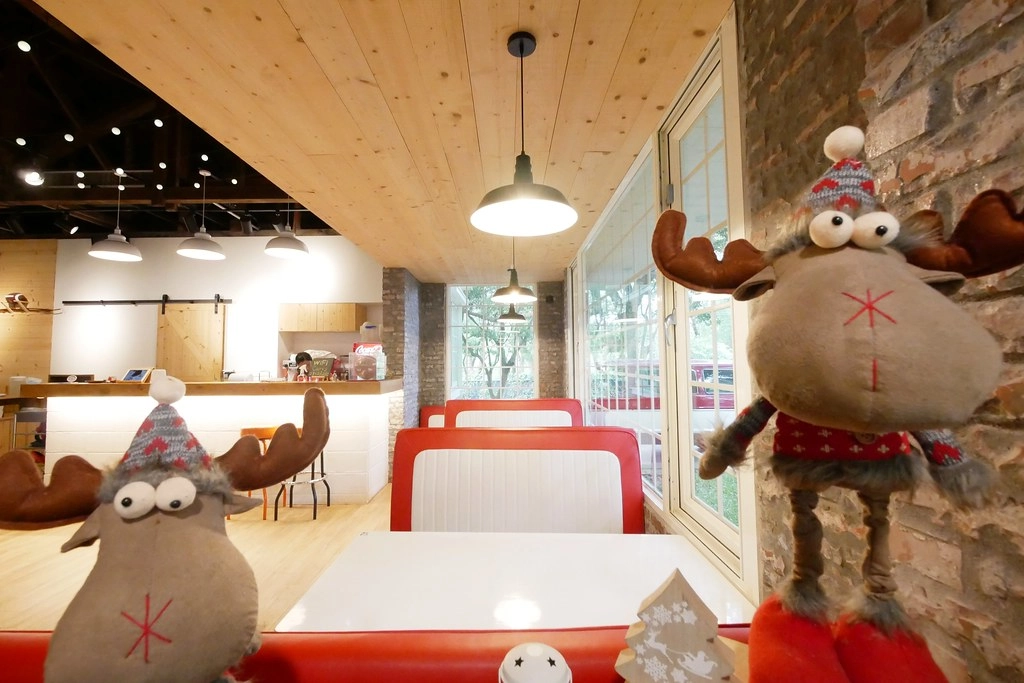 台北士林｜凱莉餐廳，陽明山美軍宿舍改建美式餐廳，悠閒浪漫的美式餐廳，有大片草原可以野餐 @飛天璇的口袋