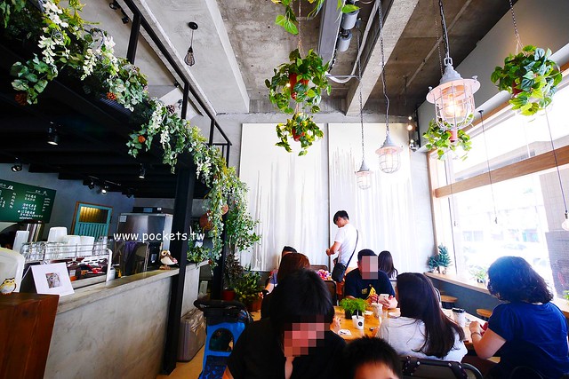 下町咖啡屋┃台中南屯美食：以貓頭鷹為主題的日式咖啡館，轉角遇見都市中的綠色森林，餐點以輕食甜點下午茶為主 @飛天璇的口袋