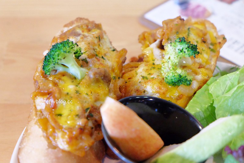 Cuppa Cafe．咖派咖啡：早午餐的份量很澎派，每日手作甜點供應，還有隱藏版的可愛拉花 @飛天璇的口袋