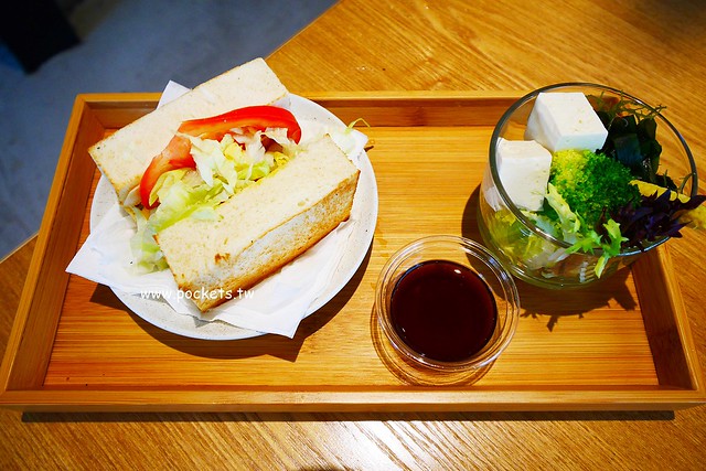 下町咖啡屋┃台中南屯美食：以貓頭鷹為主題的日式咖啡館，轉角遇見都市中的綠色森林，餐點以輕食甜點下午茶為主 @飛天璇的口袋