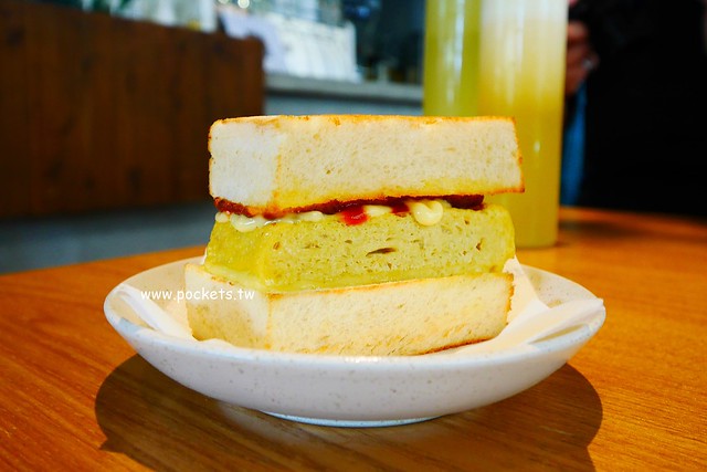 下町咖啡屋┃台中南屯美食：以貓頭鷹為主題的日式咖啡館，轉角遇見都市中的綠色森林，餐點以輕食甜點下午茶為主 @飛天璇的口袋