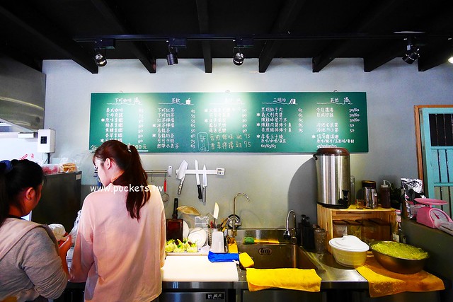 下町咖啡屋┃台中南屯美食：以貓頭鷹為主題的日式咖啡館，轉角遇見都市中的綠色森林，餐點以輕食甜點下午茶為主 @飛天璇的口袋