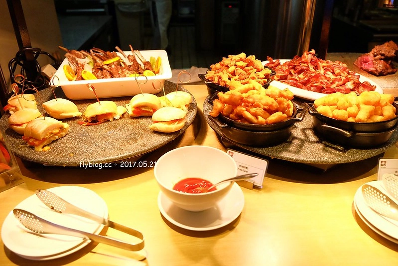 台中日月千禧酒店．饗樂┃台中西屯美食：龍蝦吃到飽免排隊無限量供應，還有牛排、黃金蟹、現切生魚片、新鮮水果、精緻甜點和Haagen-Dazs冰淇淋 @飛天璇的口袋