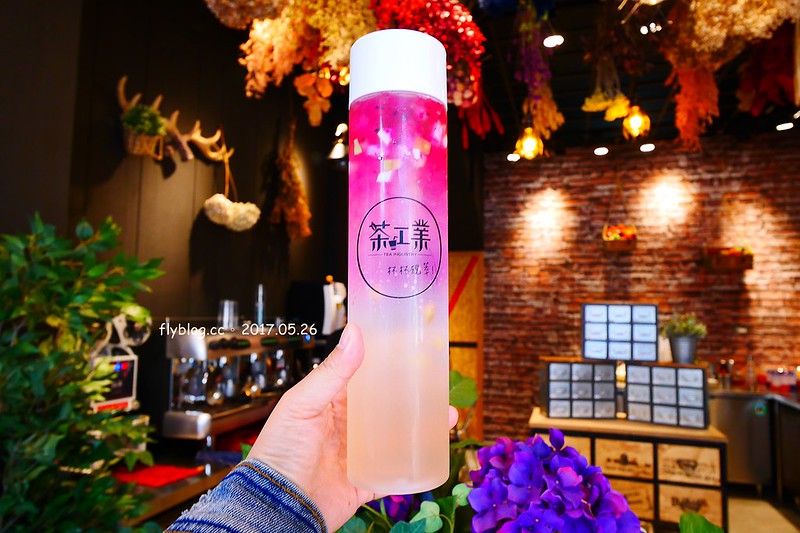 茶工業現萃茶飲┃台中西屯美食：超萌自拍照片拉花奶茶，特製自已專屬的一杯飲料，享受短暫的小確幸，台中IG熱門打卡景點 @飛天璇的口袋