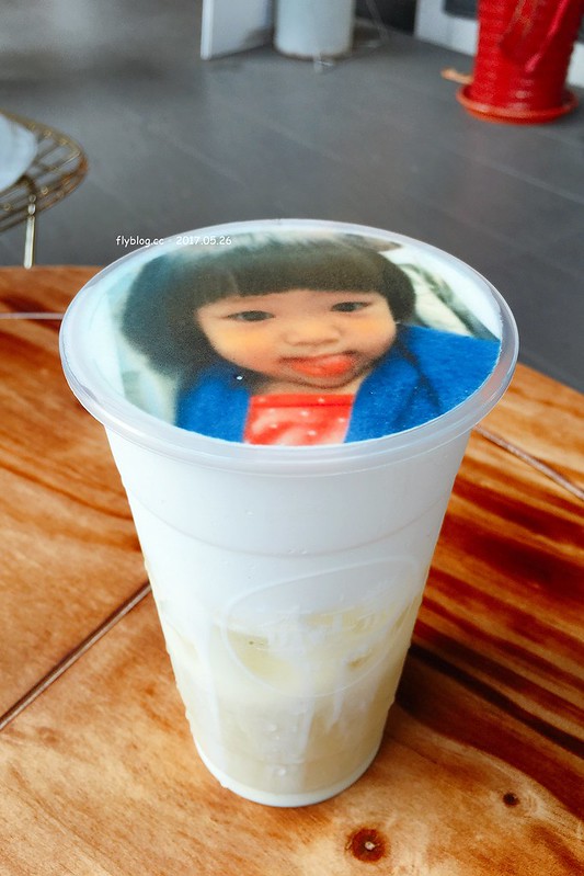 茶工業現萃茶飲┃台中西屯美食：超萌自拍照片拉花奶茶，特製自已專屬的一杯飲料，享受短暫的小確幸，台中IG熱門打卡景點 @飛天璇的口袋