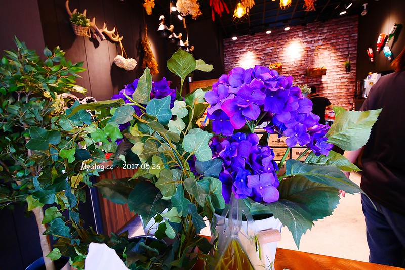 茶工業現萃茶飲┃台中西屯美食：超萌自拍照片拉花奶茶，特製自已專屬的一杯飲料，享受短暫的小確幸，台中IG熱門打卡景點 @飛天璇的口袋