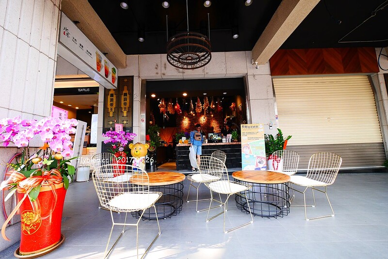 茶工業現萃茶飲┃台中西屯美食：超萌自拍照片拉花奶茶，特製自已專屬的一杯飲料，享受短暫的小確幸，台中IG熱門打卡景點 @飛天璇的口袋