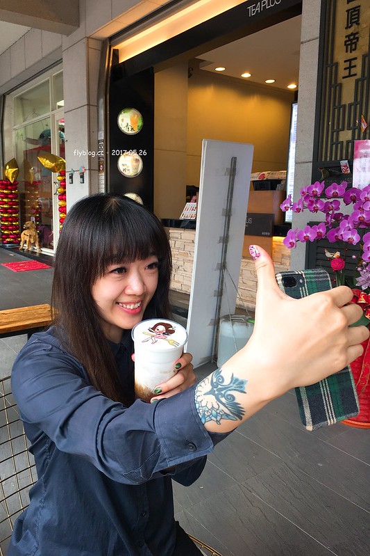 茶工業現萃茶飲┃台中西屯美食：超萌自拍照片拉花奶茶，特製自已專屬的一杯飲料，享受短暫的小確幸，台中IG熱門打卡景點 @飛天璇的口袋