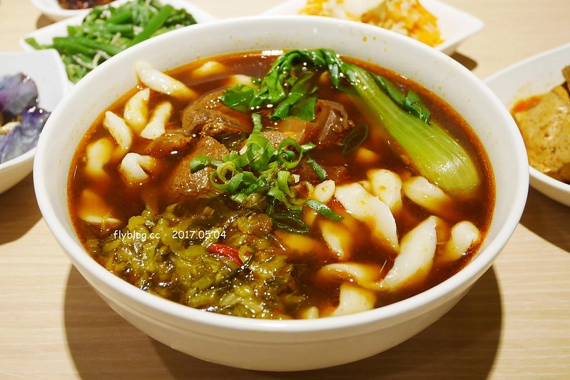 朱記餡餅粥店┃台中西屯美食：營業40個年頭的老字號麵食餐廳，推薦皮薄餡多的爆漿牛肉餡餅，台中大遠百12樓美食餐廳推薦 @飛天璇的口袋