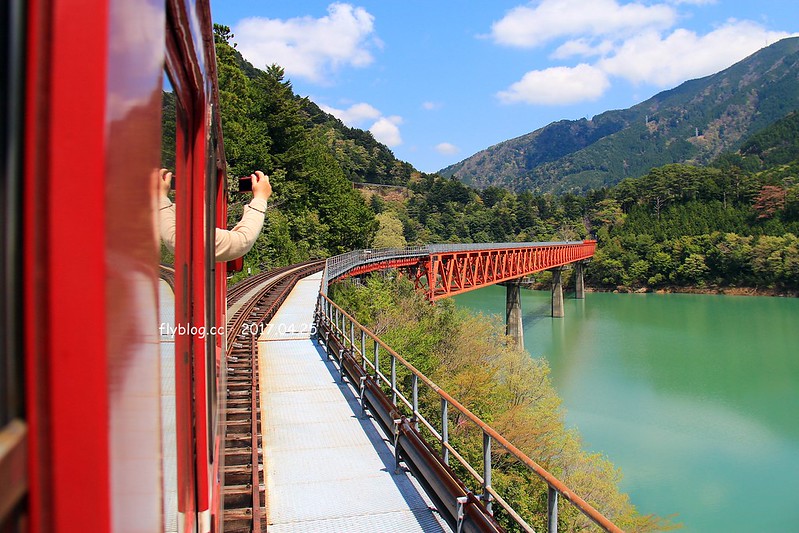 【日本靜岡】大井川鐵道~新金谷站搭乘復古懷舊SL號蒸氣火車，鐵道界的活化石也是日本最美的鐵道之一，還有期間限定的湯瑪士小火車 @飛天璇的口袋