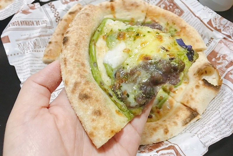 某處．Somewhere┃台中南區美食：台中後火車站超夯文青打卡點，白天夜晚各有不同的風情，只賣披薩和飲料生意也是好到爆 @飛天璇的口袋