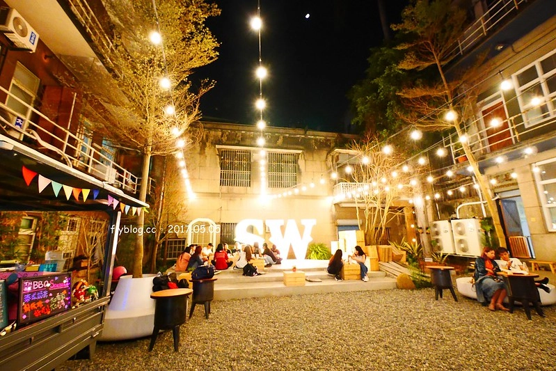 某處．Somewhere┃台中南區美食：台中後火車站超夯文青打卡點，白天夜晚各有不同的風情，只賣披薩和飲料生意也是好到爆 @飛天璇的口袋