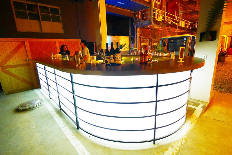 某處．Somewhere┃台中南區美食：台中後火車站超夯文青打卡點，白天夜晚各有不同的風情，只賣披薩和飲料生意也是好到爆 @飛天璇的口袋