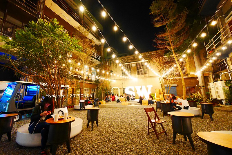 某處．Somewhere┃台中南區美食：台中後火車站超夯文青打卡點，白天夜晚各有不同的風情，只賣披薩和飲料生意也是好到爆 @飛天璇的口袋