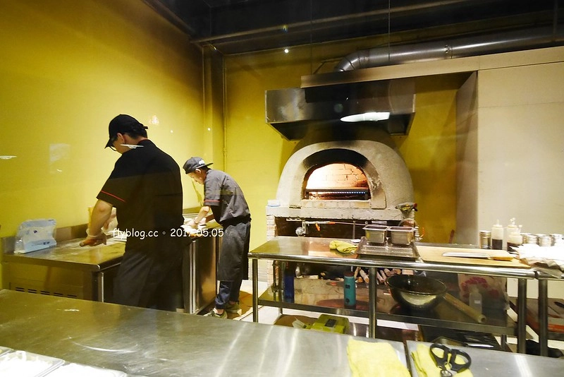 某處．Somewhere┃台中南區美食：台中後火車站超夯文青打卡點，白天夜晚各有不同的風情，只賣披薩和飲料生意也是好到爆 @飛天璇的口袋