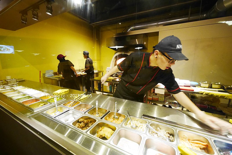 某處．Somewhere┃台中南區美食：台中後火車站超夯文青打卡點，白天夜晚各有不同的風情，只賣披薩和飲料生意也是好到爆 @飛天璇的口袋