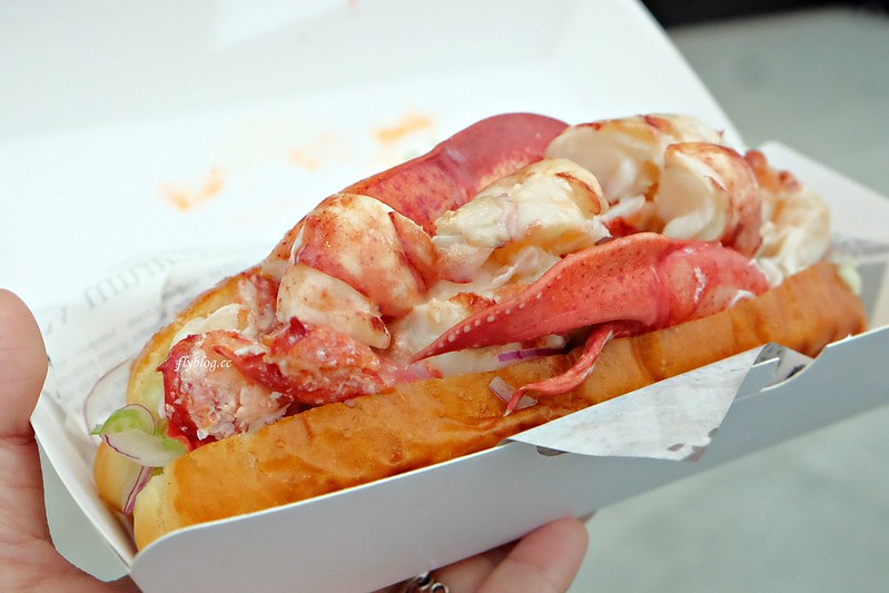 龍蝦小姐．Lady Lobster┃台中南屯美食：將整隻現流龍蝦放入三明治，口感意外的清爽彈牙好吃，永春東7路鄰近五權交流道 @飛天璇的口袋