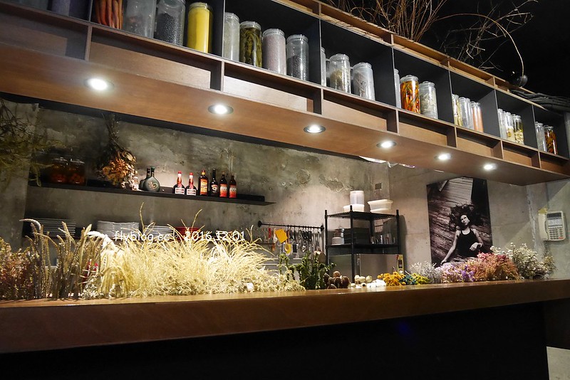 行冊 walkingbook｜大稻埕老屋新生命，融入台灣在地食材的地中海料理，集合客廳、餐廳和書房的設計新概念 @飛天璇的口袋