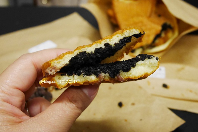膨風伯鯛魚燒┃台中北區美食：進德路上超人氣的雕魚燒攤，有很多隱藏版的口味可以選擇，小小一個雕魚燒卻是大大的幸福 @飛天璇的口袋