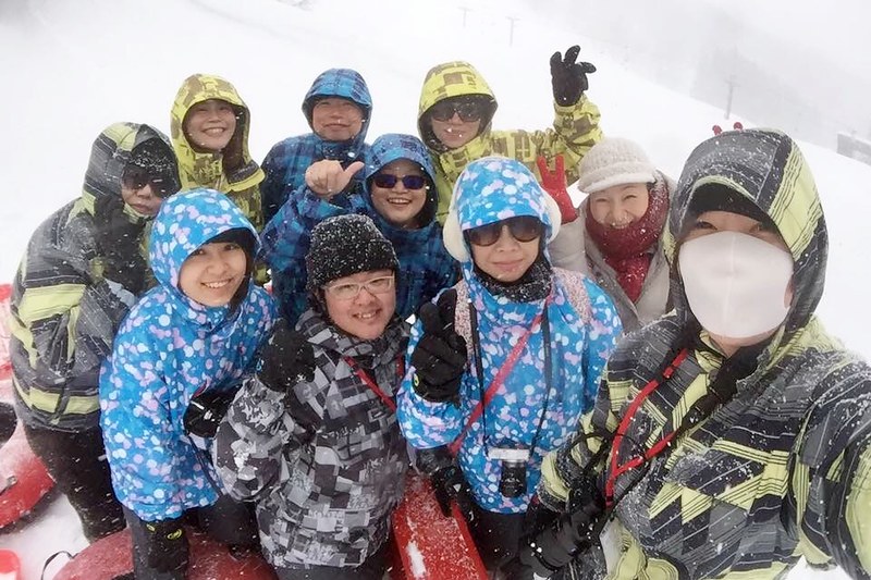 Fairy Land金山滑雪場┃福島旅遊景點：搭乘雪地纜車體驗，還有初階版的雪上甜甜圈、雪鞦和雪盆&hellip;等，冬季到奧會津就是要滑雪 @飛天璇的口袋