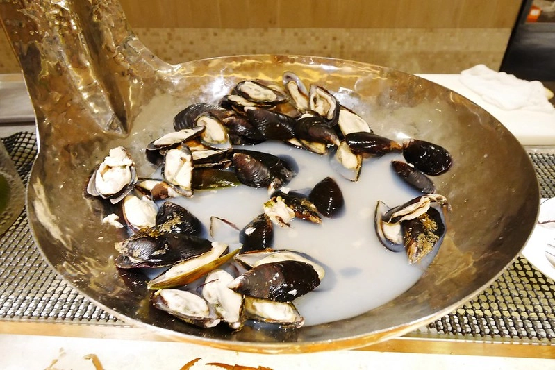 漢來海港百匯吃到飽┃台中西區美食：日本廣島生蠔吃到飽，5/8~6/4限時供應，個人推薦焦糖葡萄柚、新鮮海鮮、主廚甜點 @飛天璇的口袋