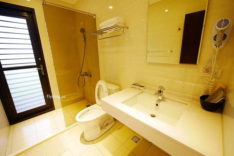 耿毛一家┃宜蘭民宿推薦：五結鄉清新風格新民宿，適合包棟住宿，提供烤肉用具、麻將桌和餐具，享受屬於自已的度假空間 @飛天璇的口袋