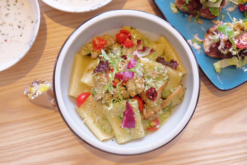 日許時間┃台中北區美食：充滿日式雜貨風的餐廳，餐點輕爽平價好吃，轉角遇見都市中的叢林 @飛天璇的口袋