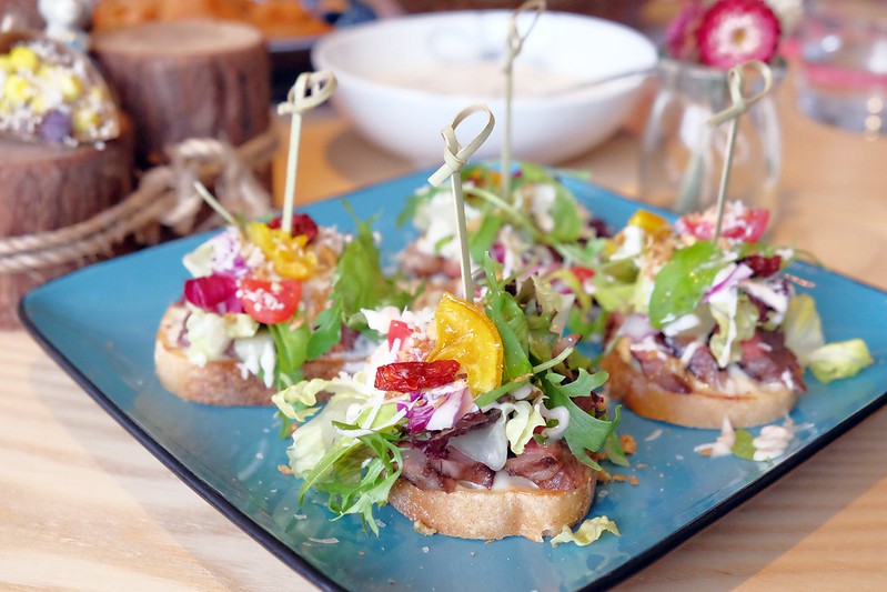 日許時間┃台中北區美食：充滿日式雜貨風的餐廳，餐點輕爽平價好吃，轉角遇見都市中的叢林 @飛天璇的口袋