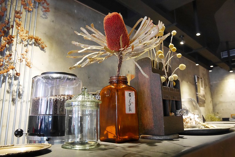 行冊 walkingbook｜大稻埕老屋新生命，融入台灣在地食材的地中海料理，集合客廳、餐廳和書房的設計新概念 @飛天璇的口袋