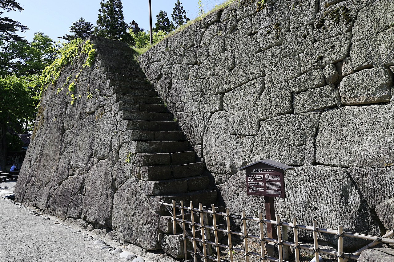 日本福島｜會津若松城 鶴城．登上天守閣眺望福島市景，大河劇八重之櫻拍攝場景 @飛天璇的口袋