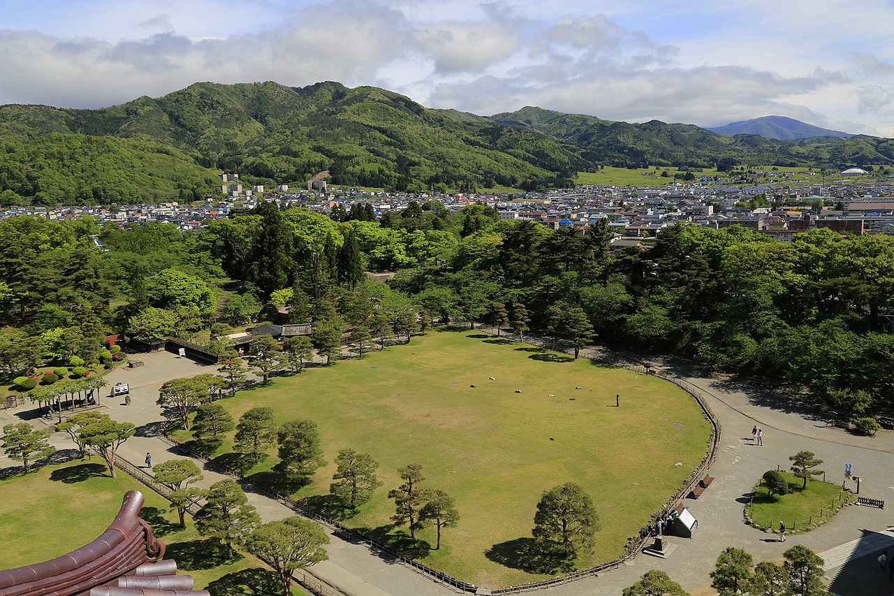 日本福島｜會津若松城 鶴城．登上天守閣眺望福島市景，大河劇八重之櫻拍攝場景 @飛天璇的口袋
