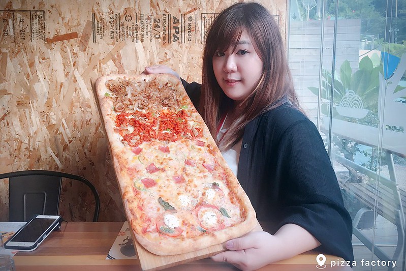 披薩工廠．Pizza Factory┃台中西區美食：草悟道廣場美食餐廳推薦，工業風的漂亮裝潢，台中親子友善餐廳 @飛天璇的口袋