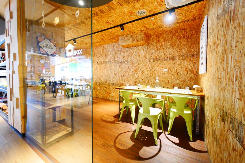 披薩工廠．Pizza Factory┃台中西區美食：草悟道廣場美食餐廳推薦，工業風的漂亮裝潢，台中親子友善餐廳 @飛天璇的口袋