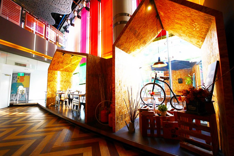 披薩工廠．Pizza Factory┃台中西區美食：草悟道廣場美食餐廳推薦，工業風的漂亮裝潢，台中親子友善餐廳 @飛天璇的口袋