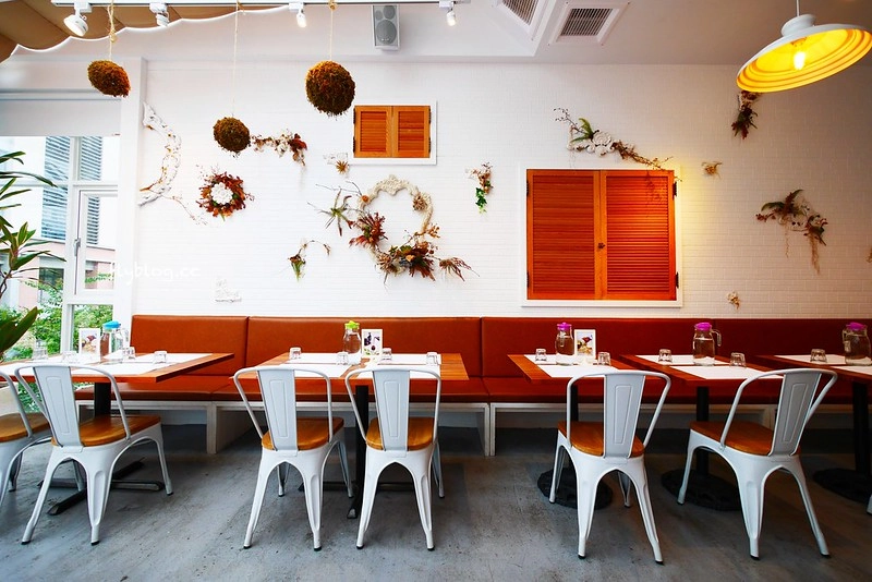 希拉餐廳｜員林老字號義式餐廳，餐點表現不俗，漂亮的落地窗彷彿置身於玻璃屋中用餐，選用Lazazza也讓人留下深刻印象 @飛天璇的口袋