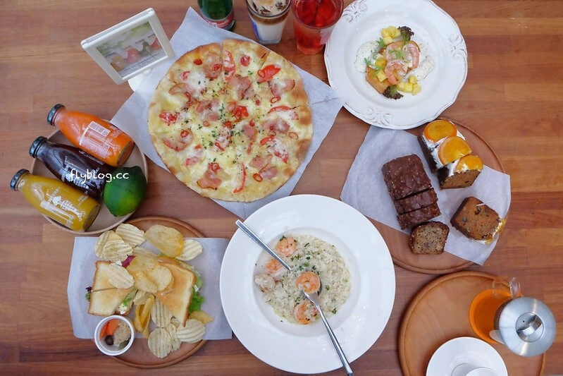 希拉餐廳｜員林老字號義式餐廳，餐點表現不俗，漂亮的落地窗彷彿置身於玻璃屋中用餐，選用Lazazza也讓人留下深刻印象 @飛天璇的口袋