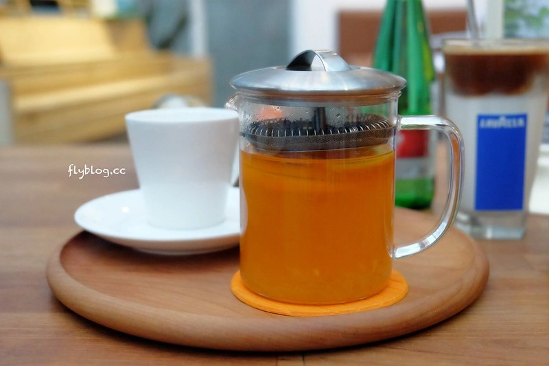 希拉餐廳｜員林老字號義式餐廳，餐點表現不俗，漂亮的落地窗彷彿置身於玻璃屋中用餐，選用Lazazza也讓人留下深刻印象 @飛天璇的口袋