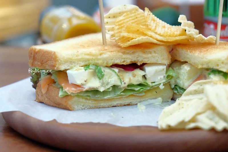 希拉餐廳｜員林老字號義式餐廳，餐點表現不俗，漂亮的落地窗彷彿置身於玻璃屋中用餐，選用Lazazza也讓人留下深刻印象 @飛天璇的口袋