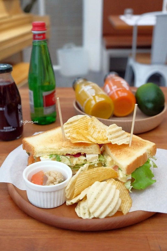 希拉餐廳｜員林老字號義式餐廳，餐點表現不俗，漂亮的落地窗彷彿置身於玻璃屋中用餐，選用Lazazza也讓人留下深刻印象 @飛天璇的口袋