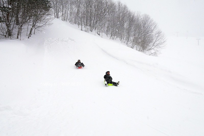 Fairy Land金山滑雪場┃福島旅遊景點：搭乘雪地纜車體驗，還有初階版的雪上甜甜圈、雪鞦和雪盆&hellip;等，冬季到奧會津就是要滑雪 @飛天璇的口袋