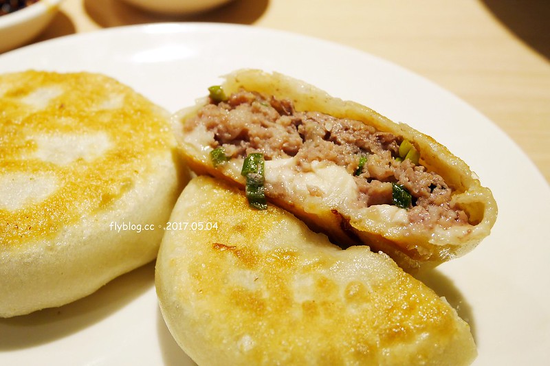 朱記餡餅粥店┃台中西屯美食：營業40個年頭的老字號麵食餐廳，推薦皮薄餡多的爆漿牛肉餡餅，台中大遠百12樓美食餐廳推薦 @飛天璇的口袋