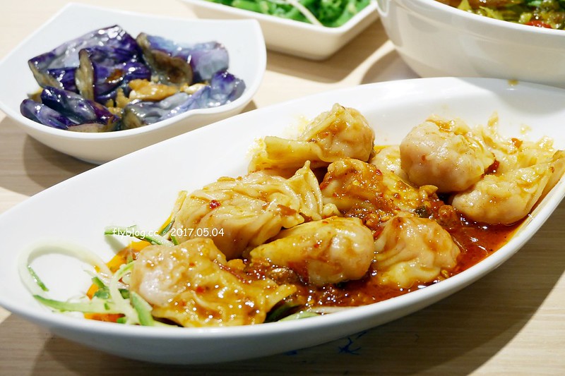 朱記餡餅粥店┃台中西屯美食：營業40個年頭的老字號麵食餐廳，推薦皮薄餡多的爆漿牛肉餡餅，台中大遠百12樓美食餐廳推薦 @飛天璇的口袋