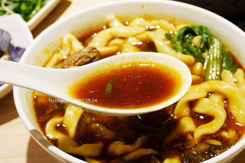 朱記餡餅粥店┃台中西屯美食：營業40個年頭的老字號麵食餐廳，推薦皮薄餡多的爆漿牛肉餡餅，台中大遠百12樓美食餐廳推薦 @飛天璇的口袋